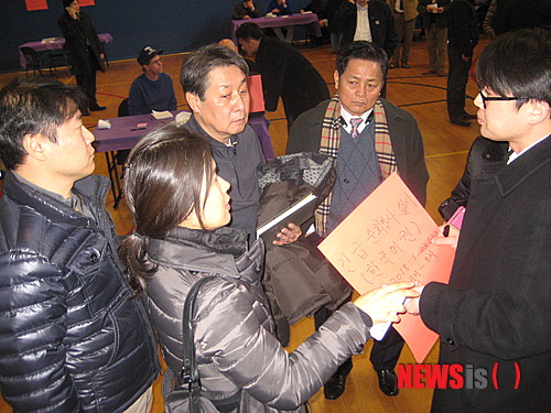 【뉴욕=뉴시스】노창현 특파원 = 뉴저지 에지워터 아파트 화재 피해를 당한 한인 등 주민들이 집단 소송에 들어가기로 했다. 피해주민들은 23일 에지워터 커뮤니티센터 대피소에서 모임을 갖고 민·형사상의 피해보상을 위해 피해주민대책위원회를 구성했다. 뉴욕총영사관이 뉴저지한인회관에서 한인 이재민들을 위해 긴급 실시한 순회영사업무를 통해 파악한 한인 피해규모는 총 23세대, 60여명에 최소 400만 달러로 알려졌다. 2015.01.24. <사진=뉴욕한국일보 제공> robin@newsis.com