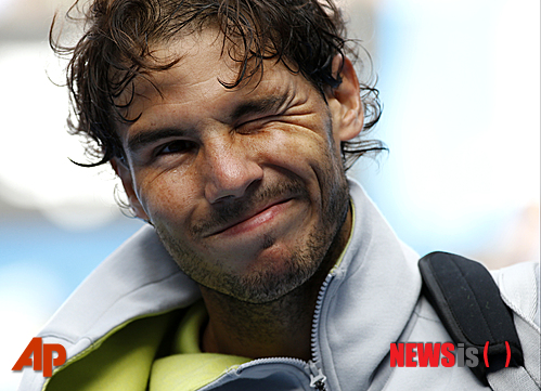 【멜버른=AP/뉴시스】세계랭킹 3위 라파엘 나달(29·스페인)이 25일 호주 멜버른의 멜버른파크에서 열린 호주오픈 테니스대회 남자 단식 4회전에서 남아프리카공화국의 케빈 앤더슨(29·세계랭킹 15위)을 3-0(7-5 6-1 6-4)으로 꺾은 후 윙크를 하고 있다.