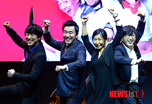 【서울=뉴시스】조성봉 기자 = 26일 오후 서울 서대문구 난타전용극장에서 열린 넌버벌 퍼포먼스 난타 천만관객돌파 기념행사에서 배우 류승룡(왼쪽 두번째)을 비롯한 초연 포스터 배우들이 포즈를 취하고 있다. 왼쪽부터 장혁진, 류승룡, 서추자, 김원해. 2015.01.26.&nbsp;&nbsp; suncho21@newsis.com 