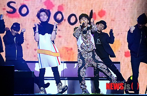 【서울=뉴시스】김진아 기자 = '인피니트H'의 동우, 호야가 26일 오후 서울 광진구 악스코리아에서 열린 인피니트H의 두 번째 미니 앨범 '플라이 어게인(Fly Again)' 기자회견에서 멋진 공연을 펼치고 있다.&nbsp; 인피니트 힙합 유닛 '인피니트H'가 2년 만에 내놓는 앨범 '플라이 어게인(Fly Again)'은 버벌진트·산이 등 실력파 힙합 뮤지션들이 대거 소속된 브랜뉴뮤직과의 만남으로 발매 전부터 기대를 모은 앨범이다. 2015.01.26.&nbsp; bluesoda@newsis.com