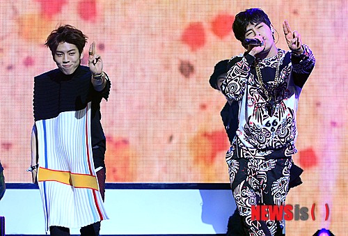 【서울=뉴시스】김진아 기자 = '인피니트H'의 동우, 호야가 26일 오후 서울 광진구 악스코리아에서 열린 인피니트H의 두 번째 미니 앨범 '플라이 어게인(Fly Again)' 기자회견에서 멋진 공연을 펼치고 있다.&nbsp; 인피니트 힙합 유닛 '인피니트H'가 2년 만에 내놓는 앨범 '플라이 어게인(Fly Again)'은 버벌진트·산이 등 실력파 힙합 뮤지션들이 대거 소속된 브랜뉴뮤직과의 만남으로 발매 전부터 기대를 모은 앨범이다. 2015.01.26.&nbsp; bluesoda@newsis.com