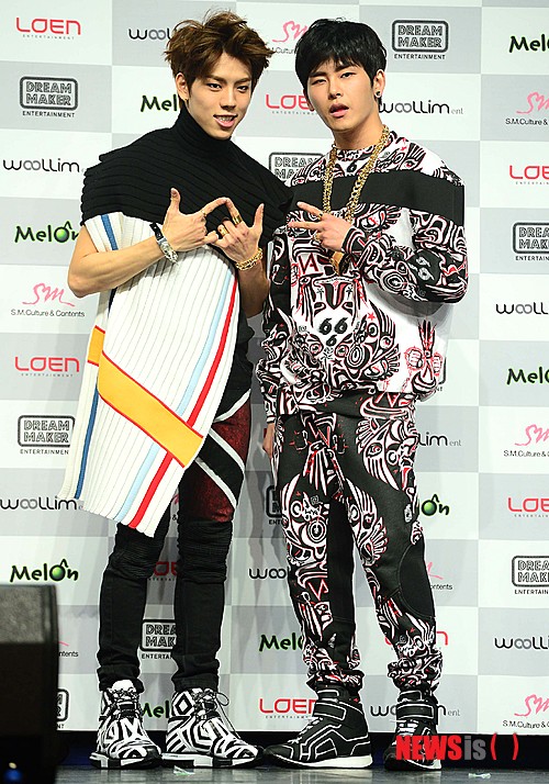【서울=뉴시스】김진아 기자 = '인피니트H'의 동우, 호야가 26일 오후 서울 광진구 악스코리아에서 열린 인피니트H의 두 번째 미니 앨범 '플라이 어게인(Fly Again)' 기자회견에서 포토타임을 갖고 있다.&nbsp; 인피니트 힙합 유닛 '인피니트H'가 2년 만에 내놓는 앨범 '플라이 어게인(Fly Again)'은 버벌진트·산이 등 실력파 힙합 뮤지션들이 대거 소속된 브랜뉴뮤직과의 만남으로 발매 전부터 기대를 모은 앨범이다. 2015.01.26.&nbsp; bluesoda@newsis.com