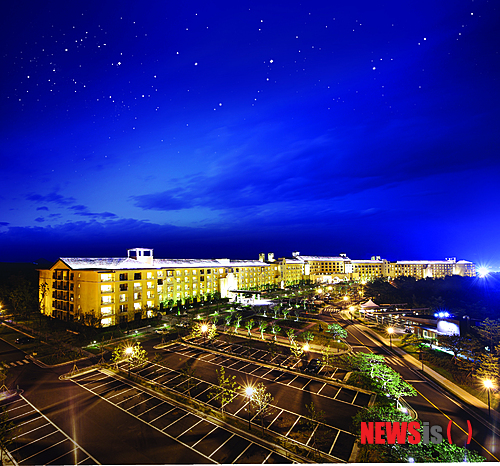 【서울=뉴시스】한화리조트 설악 쏘라노와 백암온천은 KCSI(소비자만족도) 리조트 부문 3년 연속 1위 수상을 기념해 ‘가격들이 왜 이래?!!’ 프로모션을 진행한다. 사진은 한화리조트 설악 쏘라노의 야경. (사진 제공=한화호텔앤드리조트 )