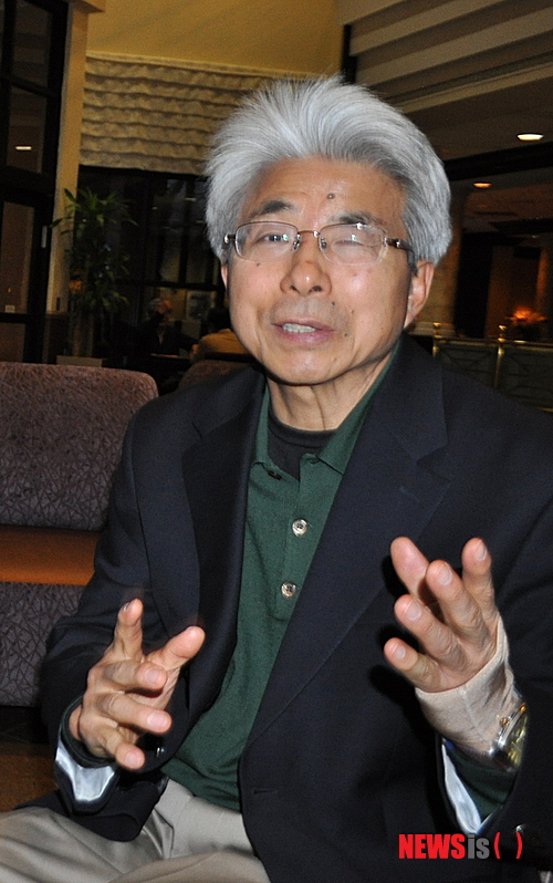 【뉴욕=뉴시스】노창현 특파원 = 지난해 신은미씨 테러 사건으로 부상당한 원광대 정치학과 이재봉(60) 교수가 24일 뉴욕을 시작으로 25일 워싱턴DC, 28일 UCLA, 29일 LA에서 미주순회 강연을 갖고 있다. 그는 뉴시스와의 인터뷰에서 “종북 광풍의 마녀사냥으로 조국서 추방당한 신은미씨가 테러를 감행한 소년을 용서하고 수양아들로 삼으라는 말을 하고 싶다. 그리고 입국 금지가 풀려 그 소년과 함께 공항에서 만나는 그날을 꿈꾼다”고 말했다. 벌써 한달반이 경과했지만 이재봉 교수는 여전히 왼손목에 보호대를 감고 치료 중이었다. 2015.01.26. <사진=Newsroh.com 제공>&nbsp;&nbsp; robin@newsis.com