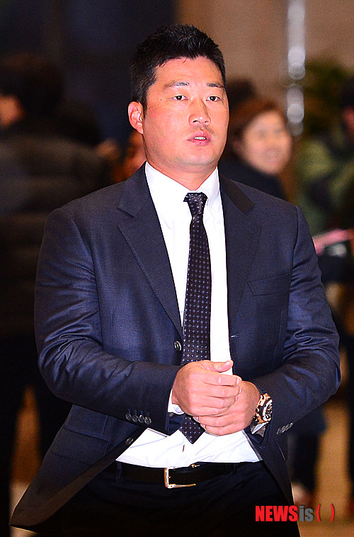 【서울=뉴시스】박동욱 기자 = 한신 타이거즈 오승환이 일본 전지훈련 합류를 위해 27일 오전 서울 강서구 김포공항에서 출국에 앞서 취재진과의 인터뷰를 위해 이동하고 있다. 2015.01.27. fufus@newsis.com