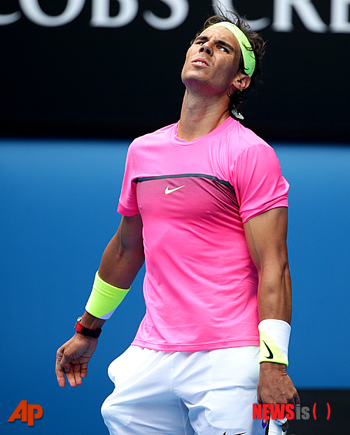 【멜버른=AP/뉴시스】세계랭킹 3위 라파엘 나달(29·스페인)이 27일 호주 멜버른의 멜버른파크에서 열린 토마스 베르디흐(30·체코)와의 호주오픈 테니스대회 남자 단식 8강전 경기 도중 경기가 잘 풀리지 않자 인상을 쓰고 있다.