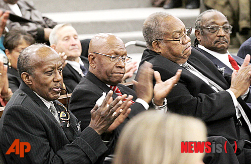 【록힐(미 사우스캐롤라이나주)=AP/뉴시스】1961년 백인 전용식당에 들어가 음식을 주문했다는 이유로 유죄를 선고받았던 '프랜드십 나인' 멤버들인 존 게인스, W.T. '덥' 메시, 클레런스 그레이엄, 윌리 맥클레오드(왼쪽에서 오른쪽)가 28일(현지시간) 록힐 지방법원에서 자신들의 유죄 판결을 무효화시키는 판사의 판결에 박수치고 있다. 흑백 차별에 항의하는 차원에서 백인 전용식당에 들어갔다는 이유로 처벌받은 흑인 9명이 이날 54년 만에 명예를 회복했다. 2015.01.29