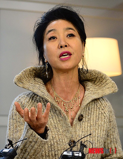 【서울=뉴시스】김진아 기자 = 배우 김부선 씨가 29일 오후 서울 중구 서울시청 신청사 휴게실에서 아파트 난방비 및 관리비 비리와 관련된 기자회견을 하고 있다. 김부선 씨는 "앞서 성동구청장과 면담을 진행하고 왔다"며 "저희 아파트 입주자 대표와 관리사무소에서 제가 요구한 관리비 입출금내역을 2월 5일까지 공개하지 않으면 감사를 진행하겠다고 약속했다"고 말했다. 2015.01.29. bluesoda@newsis.com