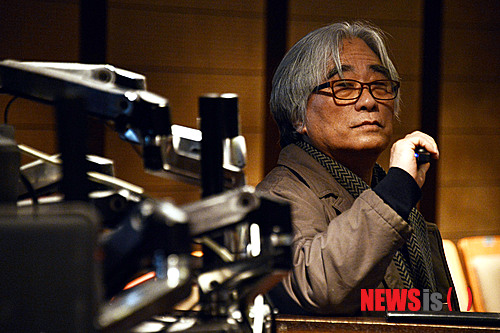 【서울=뉴시스】 홍찬선 기자 = 29일 오후 서울 중구 명동예술극장에서 열린 연극 '어머니'리허설에서 이윤택 연출이 배우들의 연기를 바라보고 있다. 연극 '어머니'는 오는 31일 첫 공연 된다. 2015.01.30. mania@newsis.com