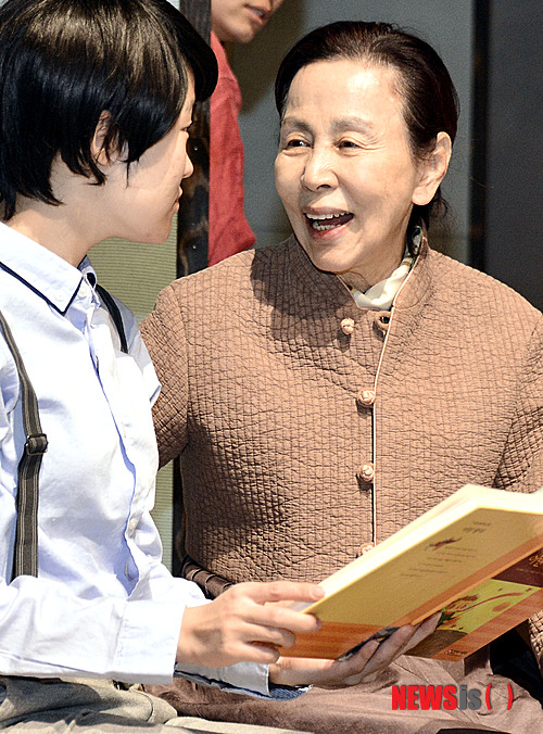 【서울=뉴시스】 홍찬선 기자 = 배우 손숙이 29일 오후 서울 중구 명동예술극장에서 열린 연극 '어머니'리허설에서 열연을 하고 있다. 연극 '어머니'는 오는 31일 첫 공연 된다. 2015.01.30. mania@newsis.com