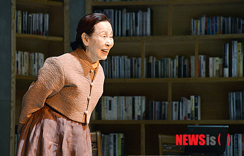 【서울=뉴시스】 홍찬선 기자 = 배우 손숙이 29일 오후 서울 중구 명동예술극장에서 열린 연극 '어머니'리허설에서 열연을 하고 있다. 연극 '어머니'는 오는 31일 첫 공연 된다. 2015.01.30. mania@newsis.com