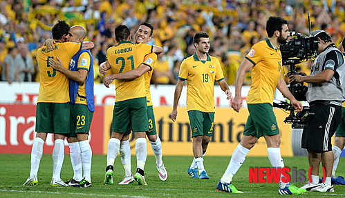 【시드니(호주)=뉴시스】고범준 기자 = 31일(현지시각) 오후 호주 시드니 스타디움 오스트레일리아에서 열린 2015 호주 아시안컵 대한민국과 호주의 결승전 경기에서 2-1로 승리를 거둔 호주 대표팀이 기뻐하고 있다. 2015.01.31. bjko@newsis.com