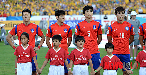 【시드니(호주)=뉴시스】고범준 기자 = 31일(현지시각) 오후 호주 시드니 스타디움 오스트레일리아에서 열린 2015 호주 아시안컵 대한민국과 호주의 결승전 경기에서 한국 손흥민이 호주 대표팀을 바라보고 있다. 2015.01.31. bjko@newsis.com