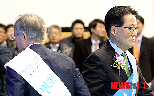 【수원=뉴시스】서재훈 기자 = 1일 오후 경기도 수원 아주대학교 체육관에서 새정치민주연합 '경기도당 정기대의원대회 및 당대표-최고위원후보 합동연설회'가 열린 가운데 연설을 마친 박지원 후보(오른쪽)가 문재인 후보와 인사를 나눈 후 지나치고 있다. 2015.02.01.&nbsp; jhseo@newsis.com