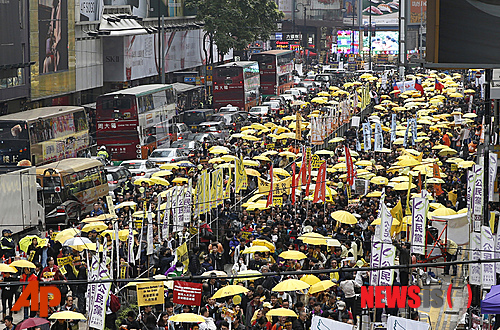 【홍콩=AP/뉴시스】홍콩 민주화 시위대가 1일 홍콩 시내에서 열린 보통선거를 요구하는 민주화 행진에 참여하고 있다. 이날 행진은 센트럴을 점령하라' 시위가 지난해 홍콩 정부가 민주화 개혁에 대한 2차 공공 협의를 시작하면서 중단된 뒤 열린 최대 규모의 시위다. 2015.02.01