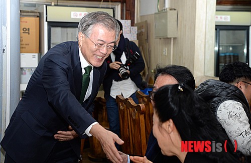 【전주=뉴시스】김성수 기자 = 새정치민주연합 문재인 당대표 후보가 1일 오후 7시30분 전북 전주의 한 식당을 찾아 시민들과 반갑게 인사를 나누고 있다. 2015.02.01.&nbsp; ikss8022@newsis.com