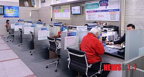 【서울=뉴시스】김인철 기자 = '2% 예금 금리'가 속속 무너지고 있다. 그동안 은행권은 고객 유치에 어려움을 겪을 것을 예상해 정기예금 금리를 2%대로 유지해왔지만 저금리 여파로 정기예금 금리를 1%대로 끌어내리고 있다. 신한·우리은행은 1년 정기예금 금리를 1%대로 조정하며, 국민·기업·하나은행도 조만간 인하 결정 내릴 것으로 보인다. 사진은 2일 오전 서울의 한 은행창구에서 상담을 받는 고객들 모습. 2015.02.02.&nbsp; yatoya@newsis.com