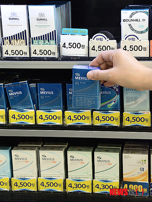 【서울=뉴시스】 홍찬선 기자 = 외국산 담배의 저가공세로 국산담배의 시장점유율이 40%가량 떨어지며 추월당한것으로 나타나 업계에 비상이 걸린것으로 알려졌다. 2일 오전 서울 중구의 한 편의점에 점원이 담배를 판매하고 있다. 2015.02.02.&nbsp; mania@newsis.com