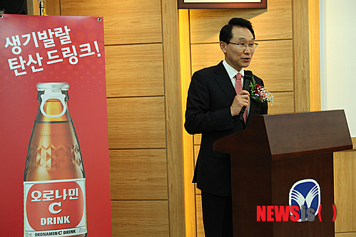 【서울=뉴시스】2일 충북 동아오츠카 청주공장에서 열린 탄산드링크 오로나민C 발매식에 참석한 이원희 동아오츠카 대표이사 사장이 제품을 소개하고 있다. 2015.02.02. (사진=동아오츠카 제공) photo@newsis.com