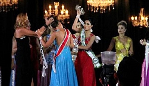 【서울=뉴시스】 ‘2015 미스 아마존 선발대회’ 동영상을 캡처한 이미지로 2위를 차지한 쉬즈레인 하얄라(23·오른쪽에서 2번째)가 지난 1월30일(현지시간) 브라질 마나우스 컨벤션 센터에서 열린 ‘2015 미스 아마존 선발대회’에서 1위를 차지한 캐롤라이나 톨레도(20·왼쪽에서 2번째)의 왕관을 빼앗고 있다. 하얄라는 이날 이 대회에서 1위를 차지한 톨레도의 왕관을 빼앗아 바닥에 내던진 자신의 행동을 콜레도가 돈을 주고 우승을 차지했다고 주장하며 정당화했다. 이에 이 대회조직위원회는 언급하지 않았다. (사진출처: 유튜브) 2015.02.02