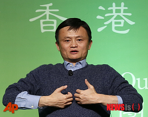 【홍콩=AP/뉴시스】짝퉁 판매로 주가 폭락의 악재를 겪은 알리바바의 마윈(馬雲) 회장이 2일 홍콩 컨벤션전시센터에서 청년층을 대상으로 강연을 하면서 "미국 투자자들의 집단소송 제기에 적극적으로 대처해 나갈 것"이라고 밝혔다. 알리바바를 통해 유통되는 물건의 60% 이상이 짝퉁이라는 지적이 제기된 가운데 미국 대형 로펌 5곳 이상이 알리바바의 증권거래법 위반 관련 소송 준비에 돌입한 것으로 전해졌다. 연설 중인 마 회장의 모습. 2015.02.03 