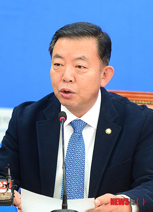 【서울=뉴시스】전진환 기자 = 새정치민주연합 원내대책회의가 열린 3일 오후 서울 여의도 국회 원내대표 회의실에서 이찬열 의원이 발언하고 있다. 2015.02.03. amin2@newsis.com