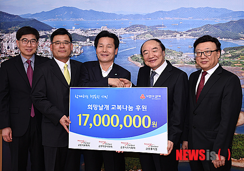 【여수=뉴시스】김석훈 기자 = 3일 오후 전남 여수시청 시장실에서 주철현 여수시장(가운데)이 금호석유화학 송석근 생산본부장과 금호피앤비화학 정영호 공장장, 금호미쓰이화학 손영원 공장장, 금호폴리켐 최영선 공장장 등과 함께 '희망날개 교복나눔' 후원증서 전달식을 갖고 있다. 2015.02.03. (사진=여수시청 제공)&nbsp; kim@newsis.com