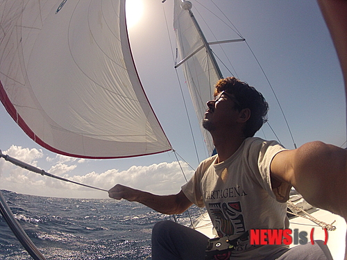 【당진=뉴시스】이진영 기자 = 충남 당진시는 지난해 10월 18일 충남 당진 왜목항에서 아라파니호를 타고 우리나라 최초로 무기항, 무원조, 무동력 요트 세계일주에 나선 김승진 선장이 출항 107일째인 지난 2일 밤 10시 40분(한국시각) 칠레 최남단 케이프 혼(Cape Horn)을 통과했다고 4일 밝혔다. 2015.02.04. (사진= 당진시 제공) photo@newsis.com