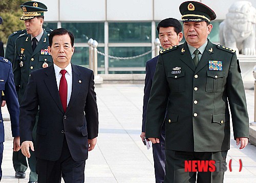 【서울=뉴시스】고승민 기자 = 한민구 국방부 장관과 창완취안(常萬全) 중국 국방부장(장관)이 4일 오후 서울 용산구 국방부에서 열린 한중 국방장관 회담에 앞서 의장대를 사열한 뒤 이동하고 있다. 2015.2.4.&nbsp; photo@newsis.com