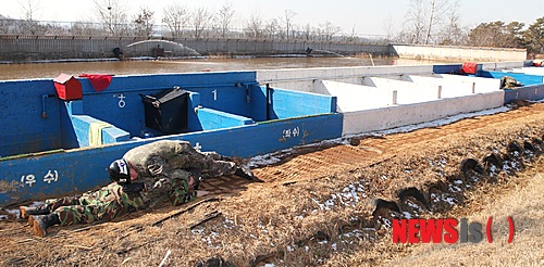 【서울=뉴시스】김훈기 기자 = 수류탄 투척 훈련 도중 수류탄을 놓친 훈련병을 구한 육군훈련소 김현수 상사(소대장)에게 육군이 '참군인상(용기부문)'을 5일 수여했다. 사진은 당시 상황을 재현한 모습.2015.02.05.(사진 = 육군 제공)&nbsp; photo@newsis.com