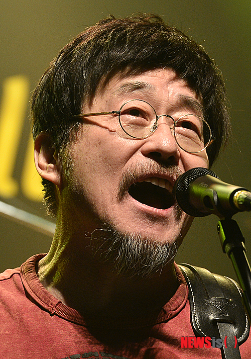 【서울=뉴시스】조종원 기자 = 5일 오후 서울 마포구 KT&G 상상마당 라이브홀에서 열린 김창완 밴드 정규 3집 '용서' 발매 기념 쇼케이스 및 간담회에서 배우 겸 가수 김창완이 멋진 무대를 선보이고 있다. 2015.02.05.&nbsp; choswat@newsis.com
