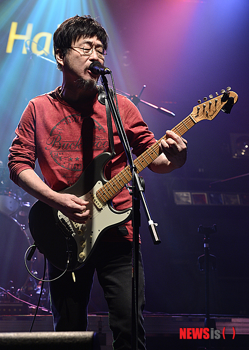 【서울=뉴시스】조종원 기자 = 5일 오후 서울 마포구 KT&G 상상마당 라이브홀에서 열린 김창완 밴드 정규 3집 '용서' 발매 기념 쇼케이스 및 간담회에서 배우 겸 가수 김창완이 멋진 무대를 선보이고 있다. 2015.02.05.&nbsp; choswat@newsis.com