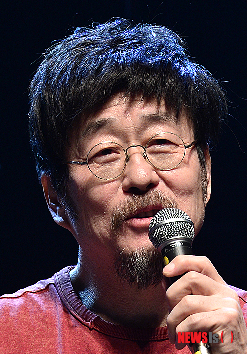 【서울=뉴시스】조종원 기자 = 5일 오후 서울 마포구 KT&G 상상마당 라이브홀에서 열린 김창완 밴드 정규 3집 '용서' 발매 기념 쇼케이스 및 간담회에서 배우 겸 가수 김창완이 취재진의 질문에 답변을 하고 있다. 2015.02.05.&nbsp; choswat@newsis.com