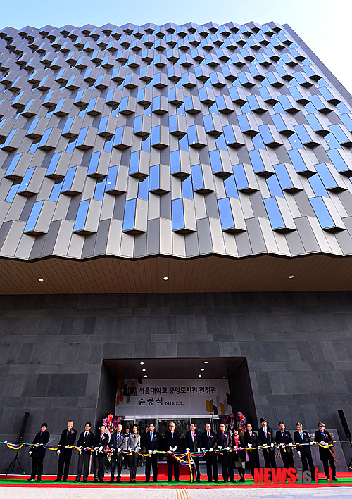 【서울=뉴시스】박동욱 기자 = 5일 오후 관악구 서울대학교 중앙도서관 관정관에서 열린 준공식에서 성낙인 서울대 총장, 이종환 관정이종환교육재단 이사장, 유종필 관악구청장, 이수성 전 국무총리, 이경재 전 방송통신위원장 등 내빈들이 테이프 컷팅을 하고 있다. 2015.02.05.  fufus@newsis.com