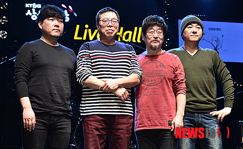 【서울=뉴시스】조종원 기자 = 5일 오후 서울 마포구 KT&G 상상마당 라이브홀에서 열린 김창완 밴드 정규 3집 '용서' 발매 기념 쇼케이스 및 간담회에서 기타리스트 염민열(왼쪽부터), 드러머 강윤기, 배우 겸 가수 김창완, 베이시스트 최원식이 포즈를 취하고 있다. 2015.02.05.&nbsp; choswat@newsis.com