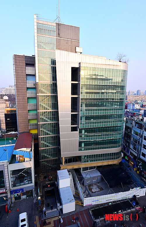 【서울=뉴시스】박동욱 기자 = 1907년 세국내 최초로 문을 연 상설영화관인 단성사가 건물을 담보로 잡고 있던 은행의 대출금 회수 절차로 해체될 위기에 놓였다.&nbsp; 사진은 5일 오후 문 닫힌 서울 종로구 단성사의 모습. 2015.02.05.&nbsp; fufus@newsis.com