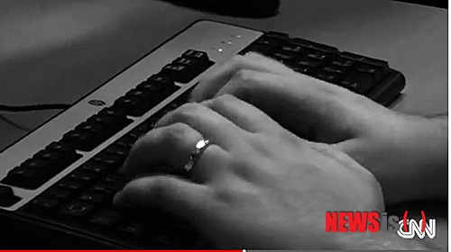 【서울=뉴시스】한 남성이 웹사이트에서 검색하고 있다. 일본에서 수면 연구를 한다며 100명이 넘는 여성을 마취시키고 성폭행한 뒤 이 장면을 녹화한 동영상을 음란물 사이트에 판매한 50대 남성이 체포됐다고 CNN이 지난 5일(현지시간) 현지 경찰을 인용, 보도했다. (사진 출처: CNN 인터넷판) 2015.02.07