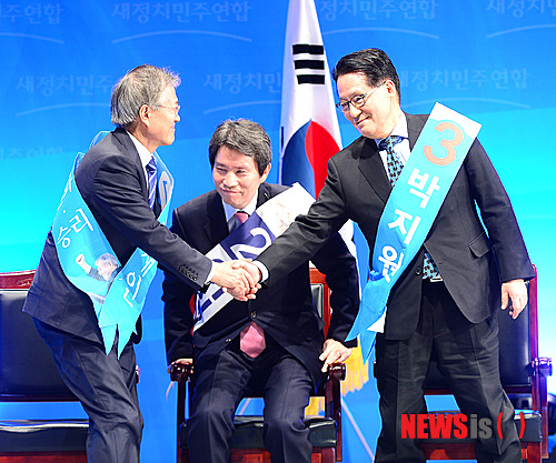 【서울=뉴시스】전진환 기자 = 새정치민주연합 제1차정기전국대의원대회가 열린 8일 오후 서울 올림픽공원 체조경기장에서 투표결과가 발표되자 박지원(오른쪽) 의원이 신임 문재인 당대표를 축하해주고 있다. 2015.02.08.&nbsp; amin2@newsis.com 