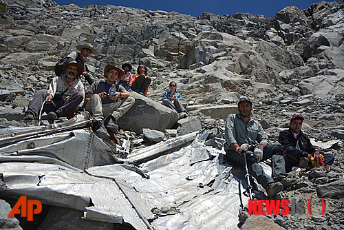 【산티아고=AP/뉴시스】칠레 산악인들이 지난달 26일 산티아고에서 남쪽으로 360㎞ 떨어진 안데스 산맥에서 54년 전 안데스 산맥에서 추락한 비행기의 잔해 주변에 앉아 포즈를 취하고 있다. 당시 여객기 추락 사고로 프로축구 선수 8명을 비롯해 24명이 숨졌다. 추락한 더글라스 DC-3기는 1961년 4월3일 칠레 최고의 축구팀 그린 크로스 선수들을 태운 채 실종돼 당시 스포츠계에 큰 충격을 안겨준 의문의 미제 사건으로 남아 있었다. 등반대장 레오나르도 알보르노스가 현지 TV방송사와의 인터뷰에서 발견한 잔해의 약탈을 막기 위해 정확한 발견 지점은 비밀로 하겠다고 말했다. 2015.02.09