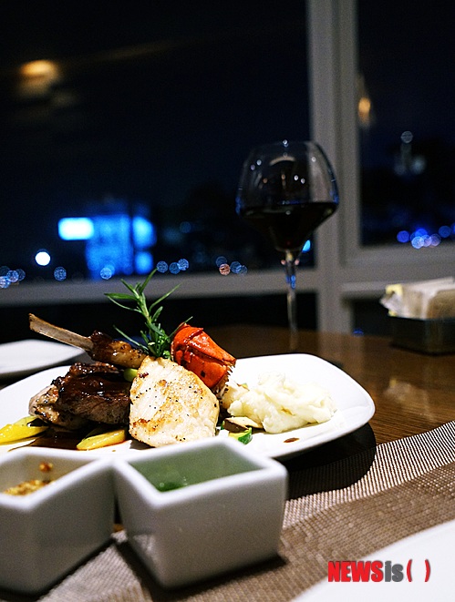 【서울=뉴시스】메리어트 이그제큐티브 아파트먼트 서울은 ‘로맨틱 발렌타인데이 패키지’를 17일까지 내놓는다. 사진은 럭셔리 오픈키친 레스토랑‘파크카페’의 만찬. (사진=MEA 제공)&nbsp; 