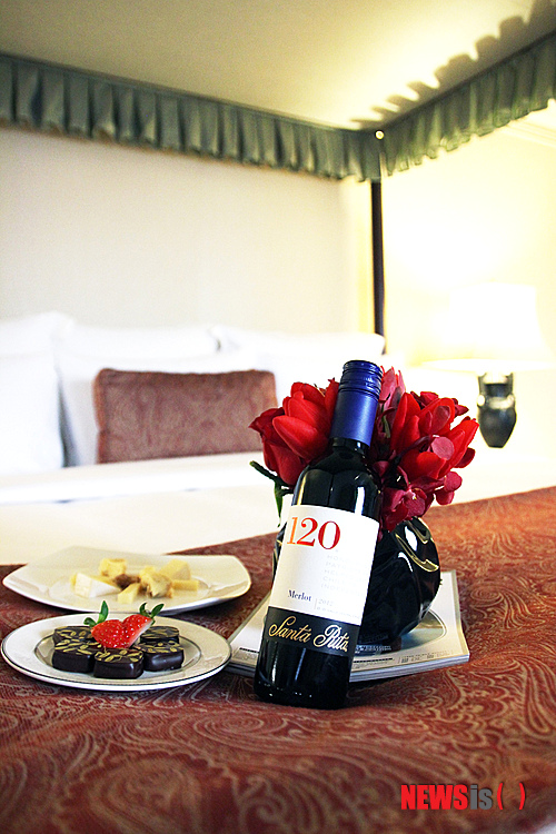 【서울=뉴시스】르네상스 서울 호텔은 14~15일 ‘스윗 스위트 밸런타인 패키지’를 내놓는다. 사진은 룸에 서비스되는 밸런타인 초콜릿 & 모둠 치즈 플래터와 하우스 와인. (사진=르네상스 서울 호텔 제공)