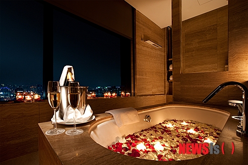【서울=뉴시스】콘래드 서울은 ‘디자인 유어 럭셔리 밸런타인데이’ 패키지를 14일 내놓는다. 사진은 이그제큐티브 스위트룸의 욕실. (사진=콘래드 서울 제공)