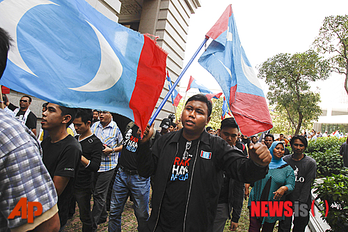 【푸트라자야=AP/뉴시스】말레이시아 야권 지도자 안와르 이브라힘 전 부총리의 지지자들이 10일 푸트라자야에 있는 대법원 밖에서 안와르 전 총리의 동성애 혐의에 대한 유죄 인정에 항의하는 구호를 외치고 있다. 2015.02.10