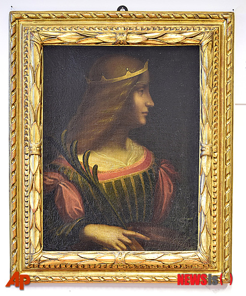【밀라노=AP/뉴시스】스위스 테신주(州) 경찰이 제공한 사진으로 레오나르도 다빈치의 이사벨라 데스테 초상화. 스위스 티치노주(州) 경찰이 10일(현지시간) 이 그림을 현지 은행 금고에서 압수했다. 이탈리아 당국은 이탈리아에서 유출된, 레오나르도 다빈치의 작품으로 추정되는 초상화의 압수를 요청했다. 이탈리아 경제사범 전담 경찰은 이날 스위스 당국이 9500만 유로의 가치가 있는 이 그림을 압수했다고 전했다. 2015.02.11