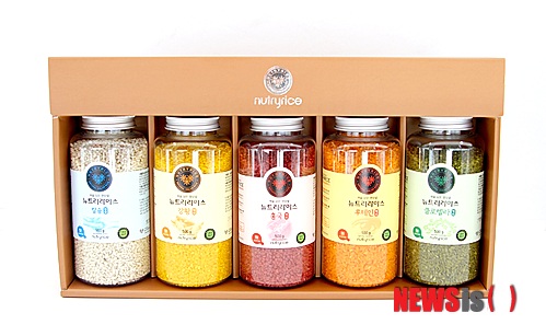 【서울=뉴시스】유희연 기자 = 홍국(紅麴·Red Yeast Rice)은 '붉은 누룩'이라는 뜻이다. 2000여년 전 중국의 유방이 황실음식으로 채택했다가 사신에 의해 조선으로 들어와 한방약재로 사용됐다. ‘동의보감’ 등에도 기록돼 있으며, 한방은 산후 어혈 및 심혈관 관련 약재로 사용해 왔다.&nbsp; lovely_jh@newsis.com