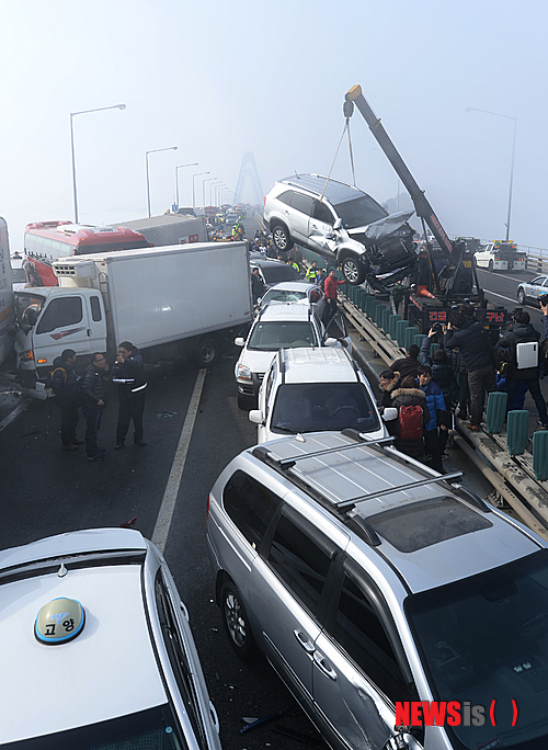 【서울=뉴시스】박상훈 기자 = 11일 오전 9시 40분께 인천 영종대교 상층도로 인천공항에서 서울로 가는 방향에서 다중 추돌 사고가 발생했다. 경찰과 소방대원들이 사고를 수습하고 있다. 2015.02.11. hyalinee@newsis.com