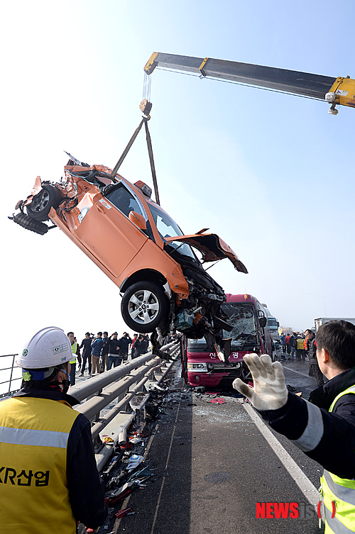 【서울=뉴시스】박상훈 기자 = 11일 오전 9시 40분께 인천 영종대교 상층도로 인천공항에서 서울로 가는 방향에서 다중 추돌 사고가 발생했다. 경찰과 소방대원들이 사고를 수습하고 있다. 2015.02.11.&nbsp; hyalinee@newsis.com 