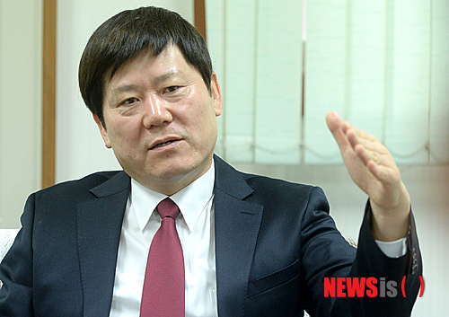 【서울=뉴시스】박상훈 기자 = 한국감정평가협회 서동기 회장이 10일 오전 서울 방배동 한국감정평가협회에서 뉴시스와 인터뷰를 하고 있다. 2015.02.16.&nbsp;&nbsp; hyalinee@newsis.com