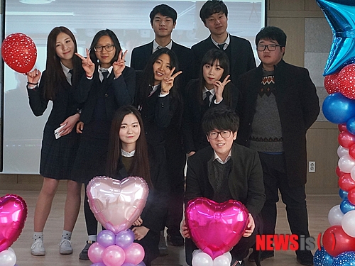 【단양=뉴시스】이성기 기자 = 12일 오전 오는 28일 폐교를 앞두고 마지막 졸업식을 한 충북 단양 단산고등학교 졸업생들이 졸업식 후 기념촬영을 하고 있다.2015.2.12(사진=단산고등학교 제공)&nbsp; sklee@newsis.com 