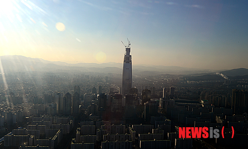 【서울=뉴시스】조성봉 기자 = 제2롯데월드 토목설계를 맡은 영국 에이럽사의 제임스 시즈 왕초 홍콩지사 부사장 등 초고층 전문가들이 12일 오전 서울 잠실 롯데월드 크리스탈볼롬에서 열린 시공기술 발표회에서 한목소리로 "제2롯데월드는 구조적으로 안전하다"고 밝혔다. 사진은 12일 오전 서울 상공에서 바라본 제2롯데월드 모습. 2015.02.12. suncho21@newsis.com